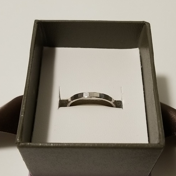 Michael Hill silver plated ring - Picture 2 of 3